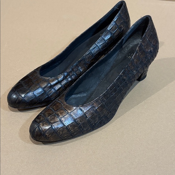 Stuart Weitzman Shiny Dark brown snakeskin heels - Picture 2 of 6